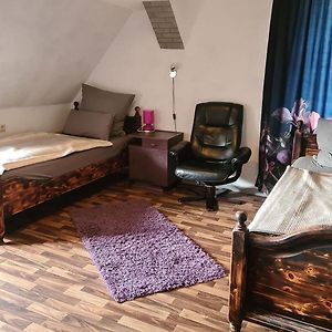 Zimmer mit zwei Einzelbetten im Dachgeschoss